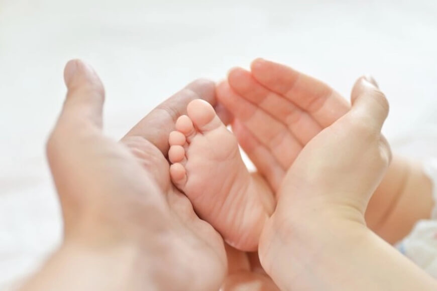 pieds de bébé à la maternité